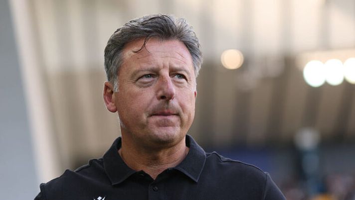 UDINE, ITALY - OCTOBER 25: Kosta Runjaic, manager of Udinese, looks on during the Serie A match between Udinese Calcio and US Lecce at Stadio Friuli on October 25, 2025 in Udine, Italy. (Photo by Timothy Rogers/Getty Images) Runjaic: “Zaniolo? Troppo serio! Sulle critiche e sul mio italiano rispondo così” - immagine 1