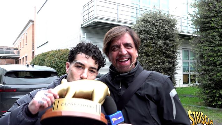 Tapiro d’oro a Tony Effe che risponde a Scanu: “Io lavoro tutti i giorni a differenza sua…”  Tapiro d’oro a Tony Effe che risponde a Scanu: “Io lavoro tutti i giorni a differenza sua…” - immagine 1