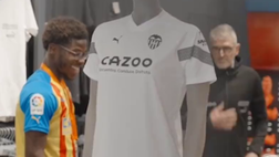 Quando Musah si finse commesso parlando italiano con i clienti | VIDEO