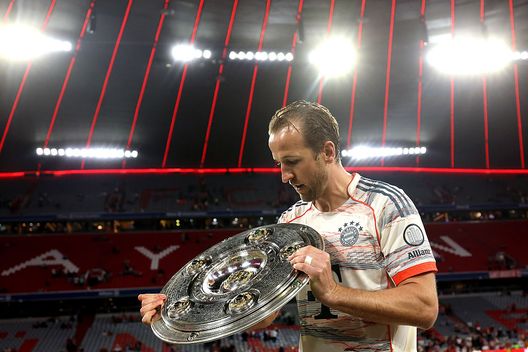Monaco, Germania - 10 maggio 2025: Harry Kane col trofeo della Bundesliga. (Foto di Alexander Hassenstein/Getty Images) Benfica-Bayern Monaco, dove vedere la partita in diretta tv e streaming live- immagine 3