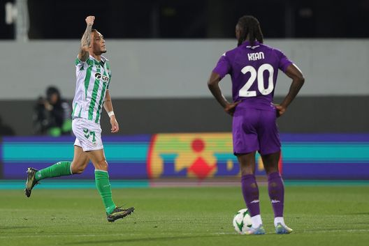Antony dos Santos esulta dopo aver segnato un gol durante il ritorno delle semifinali di UEFA Conference League 2024/25. (Foto di Gabriele Maltinti/Getty Images) Verso Betis-Chelsea: i gol più belli del percorso in Conference League- immagine 4