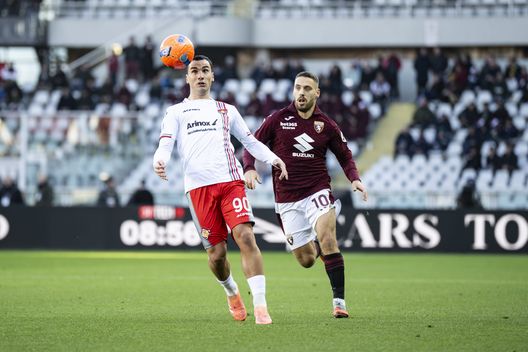 TURIN, ITALY - DECEMBER 13: Federico Bonazzoli of US Cremonese is challenged by Nikola Vlasić of Torino FC during the Serie A match between Torino FC and US Cremonese at Stadio Olimpico di Torino on December 13, 2025 in Turin, Italy. (Photo by Diego Puletto/Getty Images)
