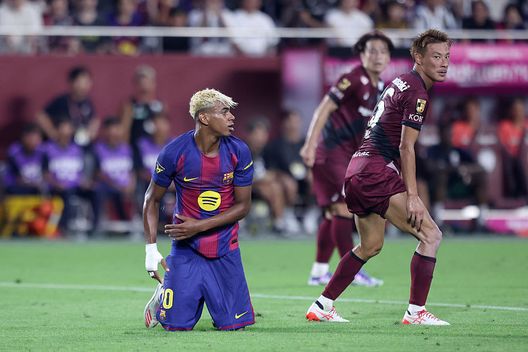 KOBE, Giappone 27 luglio 2025 - Lamine Yamal del Barcellona si alza in piedi dopo aver subito un fallo durante l'amichevole pre-stagionale tra il Vissel Kobe e il Barcelona al Noevir Stadium di Kobe (Photo by Paul Miller/Getty Images) La diretta di Vissel Kobe-Barcellona è un flop: i blaugrana rimborseranno i propri tifosi- immagine 3