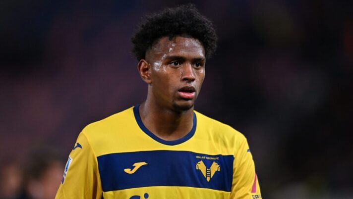 BOLOGNA, ITALY - FEBRUARY 23: Juan Cabal of Hellas Verona during the Serie A TIM match between Bologna FC and Hellas Verona FC - Serie A TIM at Stadio Renato Dall'Ara on February 23, 2024 in Bologna, Italy. (Photo by Alessandro Sabattini/Getty Images) Romano: “Inter, nuove conferme su Cabal: potrebbe essere inserito un giovane” - immagine 1