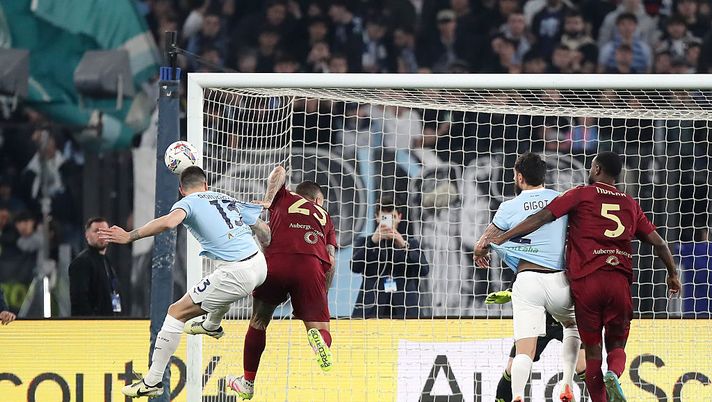 ROME, ITALY - APRIL 13: Alessio Romagnoli of Lazio scores his team's first goal with a header as Mile Svilar of AS Roma (obscured) fails to make a save during the Serie A match between SS Lazio and AS Roma at Stadio Olimpico on April 13, 2025 in Rome, Italy. (Photo by Paolo Bruno/Getty Images) Lazio-Roma, i migliori marcatori dei due club nella stracittadina - immagine 1
