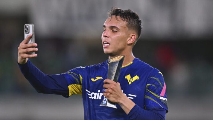 VERONA, ITALY - SEPTEMBER 15: Giovane of Hellas Verona FC poses with a player of the match awards after the Serie A match between Hellas Verona FC and US Cremonese at Stadio Marcantonio Bentegodi on September 15, 2025 in Verona, Italy. (Photo by Alessandro Sabattini/Getty Images) Moretto – Verona, Giovane monitorato da diversi club: la situazione. E sulla valutazione… - immagine 1