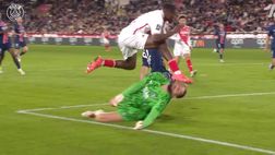 VIDEO / Donnarumma, che spavento! Esce sanguinante dopo un calcio sul volto