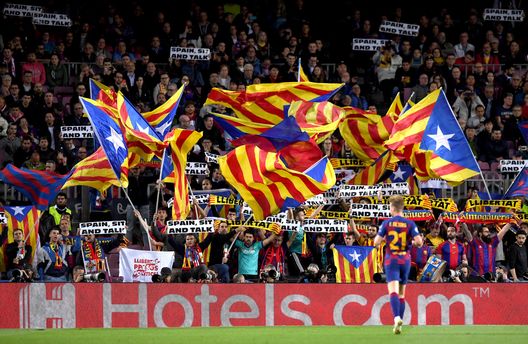I tifosi del Barcellona durante una protesta contro il governo spagnolo (Photo by Alex Caparros/Getty Images) Incredibile in Spagna, Calderon offese i catalani nel 2024: il Gimnastic annulla l’acquisto- immagine 2