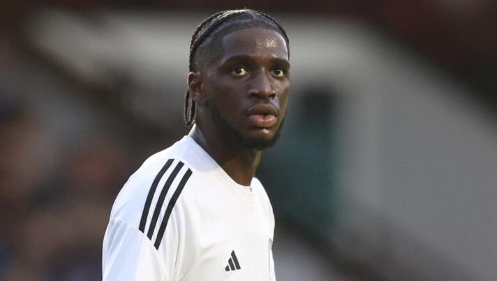 WALSALL, ENGLAND - JULY 17: Aston Villa's Samuel Iling-Junior during the Pre-Season Friendly match between Walsall and Aston Villa at Poundland Bescot Stadium on July 17, 2024 in Walsall, England. (Photo by Nathan Stirk/Getty Images) UFFICIALE – Iling Junior al Bologna, c’è la firma: ecco il comunicato e il ruolo al fantacalcio - immagine 1