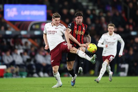 BOURNEMOUTH, INGHILTERRA - 03 GENNAIO: Viktor Gyökeres dell'Arsenal e Marcos Senesi dell'AFC Bournemouth lottano per il possesso palla durante la partita di Premier League tra Bournemouth e Arsenal al Vitality Stadium, il 03 gennaio 2026 a Bournemouth, Inghilterra. (Photo by Michael Steele/Getty Images) Senesi