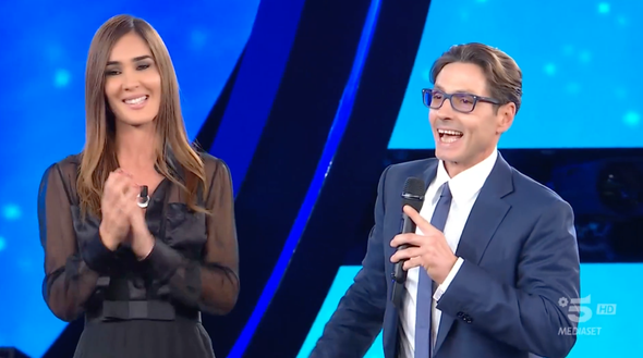“This is me”, sorpresa in studio Pier Silvio Berlusconi: “Orgoglioso di te, sei il mio amore”- immagine 3