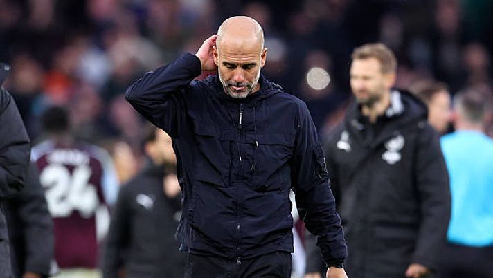 BIRMINGHAM, ENGLAND - OCTOBER 26: Pep Guardiola, Manager of Manchester City looks dejected after the Premier League match between Aston Villa and Manchester City at Villa Park on October 26, 2025 in Birmingham, England. (Photo by Ed Sykes/Sportsphoto/Allstar via Getty Images) L’Aston Villa interrompe la striscia vincente del Manchester City - immagine 1