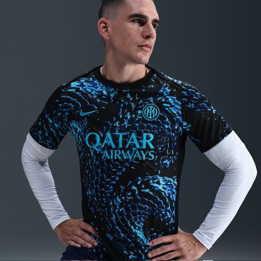 Inter presenta la nuova maglia pre-match 2025/26: un omaggio al potere del serpente- immagine 2