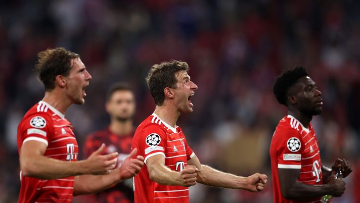 MUNICH, GERMANY - SEPTEMBER 13: Thomas Muller of Bayern Munich celebrates their side's win with teammates after the final whistle of the UEFA Champions League group C match between FC Bayern München and FC Barcelona at Allianz Arena on September 13, 2022 in Munich, Germany. (Photo by Alex Grimm/Getty Images) Milan