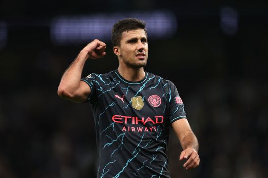 Rodri in campo con la maglia del Manchester City. (Foto di Julian Finney/Getty Images) Manchester City, continua il calvario di Rodri. Guardiola afferma: “Non ci sarà contro l’Everton”- immagine 3