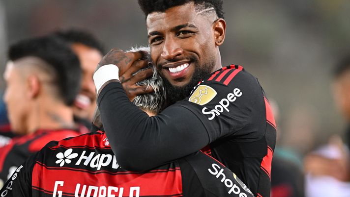 LIMA, PERU - NOVEMBER 29: Emerson Royal of Flamengo celebrates after winning and becoming champions following the 2025 Copa CONMEBOL Libertadores Final match between Palmeiras and Flamengo at Estadio Monumental on November 29, 2025 in Lima, Peru. (Photo by Rodrigo Valle/Getty Images) Flamengo, trionfo senza fine: l’ex Milan Emerson Royal vince anche il campionato - immagine 1