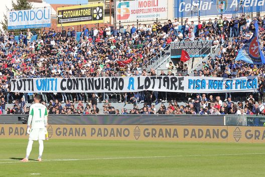 I tifosi del Pisa, durante la gara col Verona. (Foto di Gabriele Maltinti/Getty Images) Pisa, Gilardino sorride a metà: “Non so se sono più arrabbiato per il risultato o orgoglioso dei ragazzi”- immagine 4