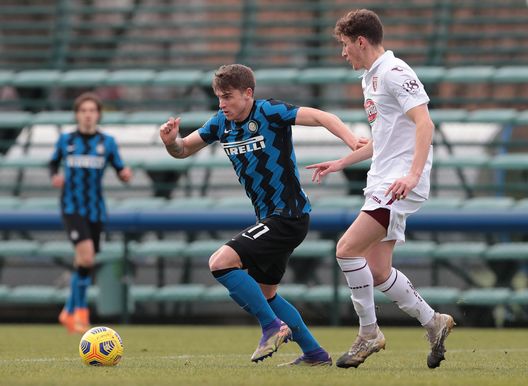 MILAN, ITALY - JANUARY 23: Nicholas Bonfanti of FC Internazionale is challenged during the Primavera 1 TIM match between FC Internazionale U19 and Torino FC U19 at Suning Youth Development Centre in memory of Giacinto Facchetti on January 23, 2021 in Milan, Italy. (Photo by Emilio Andreoli - Inter/Inter via Getty Images) Primavera, le pagelle di Inter-Torino 1-1: Karamoko di un’altra categoria- immagine 2