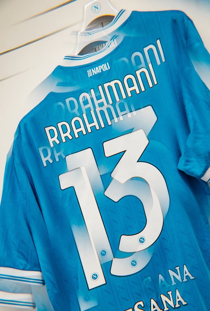 Sale l'attesa per il fischio d'inizio, fissato per le 18:00 odierne, di Napoli-Sassuolo, gara valevole per la 21ª giornata del campionato 2025/26 di Serie A. Per l'occasione, la squadra di mister Conte, come dimostra il seguente post pubblicato dalla società partenopea sul proprio account Instagram, scenderà in campo con indosso la maglia azzurra. Spunta, inoltre, un indizio per l'undici titolare '081': tra le foto compare la maglia di Antonio Vergara. È probabile, dunque, che a scendere in campo stasera come esterno alto a destra sia il prodotto del vivaio campano (a discapito di Noa Lang).