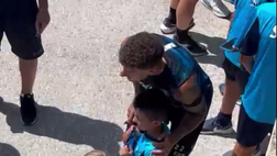 Capitan Di Lorenzo si ferma a scattare selfie e firmare autografi con i tifosi