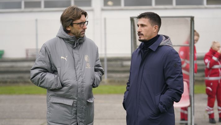 MILAN, ITALY - NOVEMBER 09: (L-R) Head Coach of Cagliari U20 Fabio Pisacane and Head Coach of AC Milan U20 Federico Guidi talk prior to the match of Primavera 1 between AC Milan U20 and Cagliari U20 at Vismara PUMA House of Football on November 09, 2024 in Milan, Italy. (Photo by Pier Marco Tacca/AC Milan via Getty Images) Cagliari, Pisacane: “Ho sentito Folorunsho, è carico! Su Luperto…” - immagine 1