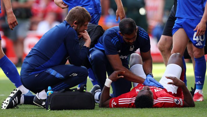 NOTTINGHAM, ENGLAND - MAY 11: Taiwo Awoniyi of Nottingham Forest receives medical treatment during the Premier League match between Nottingham Forest FC and Leicester City FC at City Ground on May 11, 2025 in Nottingham, England. (Photo by Ed Sykes/Getty Images) Milenkovic e il Nottingham in ansia per Awoniyi: in coma dopo scontro col palo - immagine 1