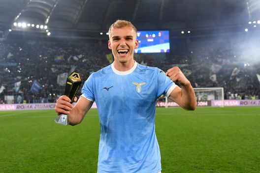 ROMA, ITALIA - 15 MARZO: Gustav Isaksen della SS Lazio festeggia la vittoria al termine della partita di Serie A tra SS Lazio e AC Milan allo Stadio Olimpico il 15 marzo 2026 a Roma, Italia. (Foto di Marco Rosi - SS Lazio/Getty Images) Milan, il meglio e il peggio di Estupiñán in 120 minuti: l’ecuadoriano delude- immagine 3