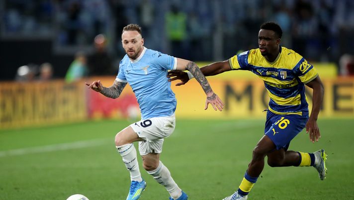 ROME, ITALY - APRIL 04: Manuel Lazzari of Lazio is challenged by Mandela Keita of Parma Calcio 1913 during the Serie A match between SS Lazio and Parma Calcio 1913 at Stadio Olimpico on April 04, 2026 in Rome, Italy. (Photo by Paolo Bruno/Getty Images) Lazio-Parma, dribbling e pericolosità offensiva: Lazzari ha cambiato la gara - immagine 1