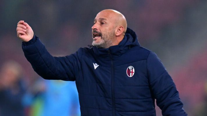 BOLOGNA, ITALY - DECEMBER 01: Vincenzo Italiano, Head Coach of Bologna, gestures during the Serie A match between Bologna FC 1909 and US Cremonese at Renato Dall'Ara Stadium on December 01, 2025 in Bologna, Italy. (Photo by Alessandro Sabattini/Getty Images) Italiano: “Perché Ferguson non ha giocato! Casale, Heggem, Dominguez, Berna e il turnover…” - immagine 1