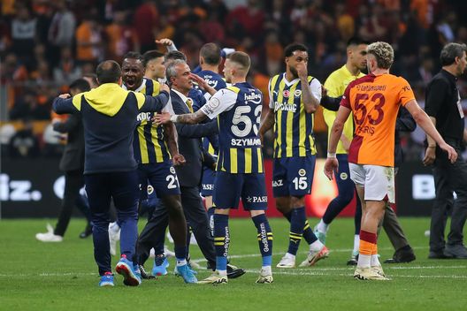 Il Fenerbahçe in 10 rimanda la festa del Galatasaray: Söyüncü decide il derby- immagine 6