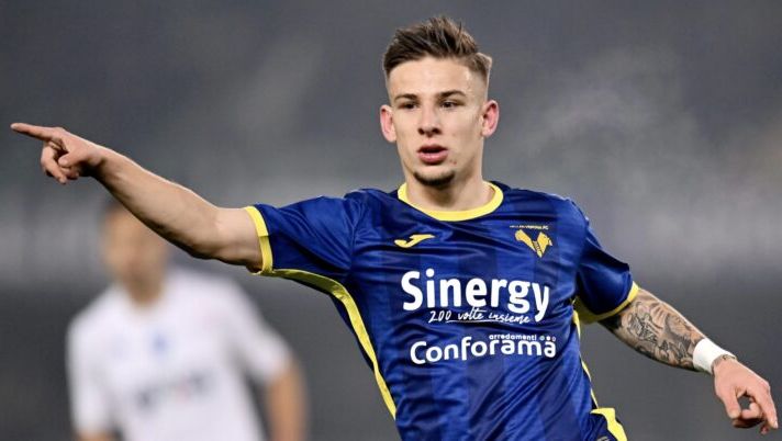 VERONA, ITALY - JANUARY 13: Tomas Suslov of Hellas Verona FC gestures during the Serie A TIM match between Hellas Verona FC and Empoli FC - Serie A TIM at Stadio Marcantonio Bentegodi on January 13, 2024 in Verona, Italy. (Photo by Alessandro Sabattini/Getty Images) Ag. Suslov: “Lo seguono 7-8 club. Ama Verona e parleremo: lui vuole restare in Italia” - immagine 1