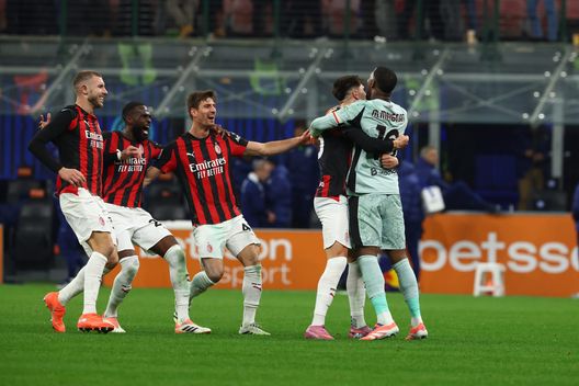 MILANO, ITALIA - 23 NOVEMBRE: Mike Maignan dell'AC Milan festeggia la vittoria con i suoi compagni di squadra Davide Bartesaghi, Strahinja Pavlovic, Fikayo Tomori e Matteo Gabbia dopo la partita di Serie A tra FC Internazionale e AC Milan allo stadio Giuseppe Meazza il 23 novembre 2025 a Milano, Italia. (Foto di Giuseppe Cottini/AC Milan tramite Getty Images) Inter Milan
