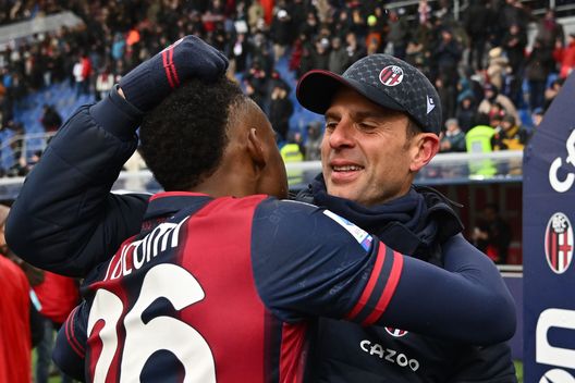 Lucumì e Thiago Motta. (Photo by Alessandro Sabattini/Getty Images) I “Vitelloni” del Bologna e la loro marginalità: come i rossoblù hanno avuto il coraggio di arrivare in cielo- immagine 3