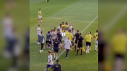 VIDEO/ Rissa durante Fenerbahce-Hajduk Spalato: Mourinho e Gattuso entrano in campo