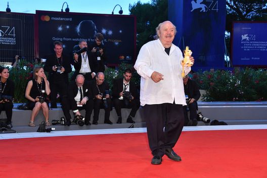 Getty Lino Banfi: “Mi piacerebbe tornare a interpretare Nonno Libero. Un giorno sono andato…”- immagine 2