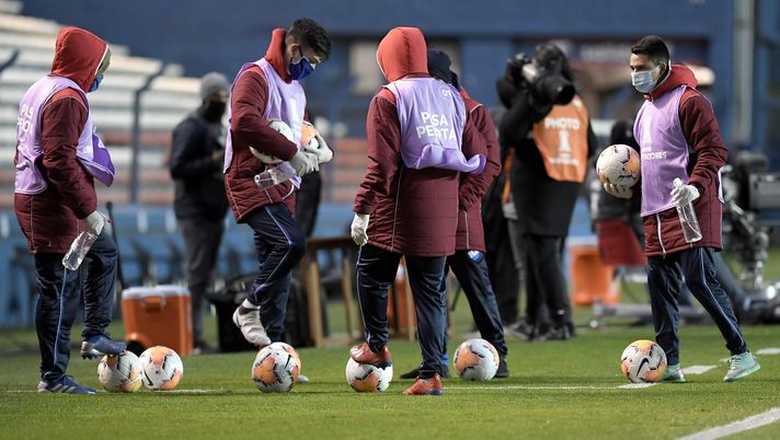 MONTEVIDEO, URUGUAY - OCTOBER 21: The ballboys prepare the official match balls before a Group F match of Copa CONMEBOL Libertadores 2020 between Nacional and Alianza Lima at Gran Parque Central on October 21, 2020 in Montevideo, Uruguay. (Photo by Sandro Pereyra/Getty Images) Alianza Lima-Universidad de Chile, diretta tv e streaming LIVE del match - immagine 1