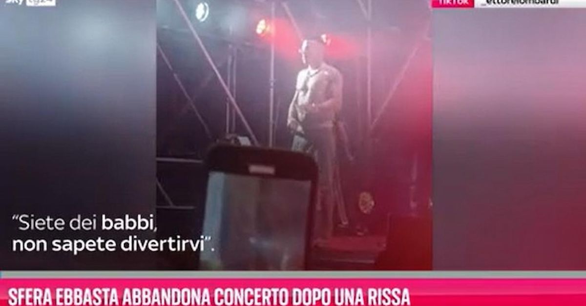 VIDEO / Sfera Ebbasta abbandona concerto dopo una rissa: “Siete dei babbi” VIDEO / Sfera Ebbasta abbandona concerto dopo una rissa: “Siete dei babbi”