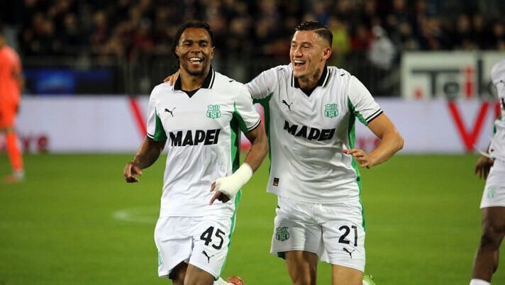 CAGLIARI, ITALY - OCTOBER 29: Armand Laurientè of Sassuolo celebrates his goal with team mates during the Serie A match between Cagliari Calcio and US Sassuolo Calcio at Stadio Sant'Elia on October 29, 2025 in Cagliari, Italy. (Photo by Enrico Locci/Getty Images) I voti di Cagliari-Sassuolo al fanta: Caprile più di Folorunsho, Esposito come Pinamonti e Laurienté - immagine 1