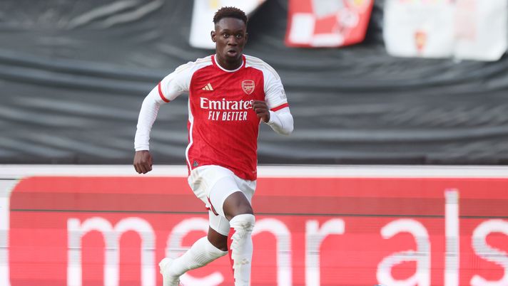 NUREMBERG, GERMANY - JULY 13: Folarin Balogun of Arsenal FC controls the ball during the pre-season friendly match between 1. FC Nürnberg and Arsenal FC at Max-Morlock Stadion on July 13, 2023 in Nuremberg, Germany. (Photo by Alex Grimm/Getty Images) Roma, Massara guarda in Francia per l’attacco: piacciono Balogun e Stassin - immagine 1