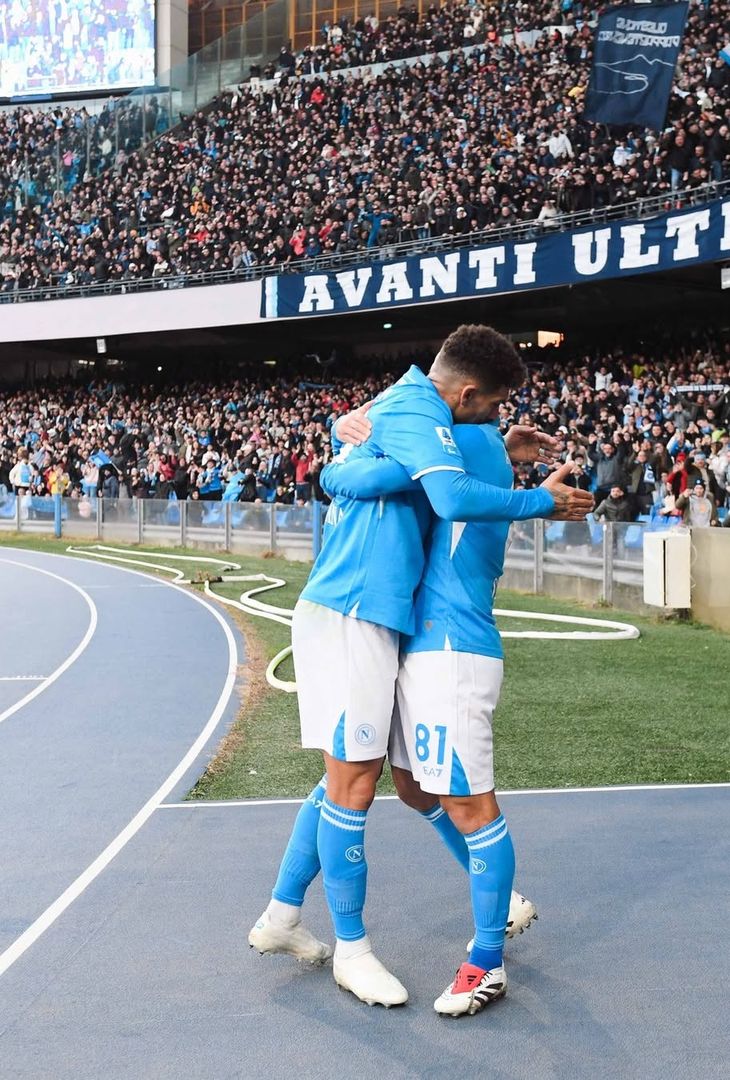 Nella giornata odierna, Giacomo Raspadori ha festeggiato il suo 26° compleanno. L'attaccante, oggi in forza all'Atalanta, ha vestito la maglia del Napoli per tre anni, dall'estate 2022 a quella del 2025, sollevando (come tutti sappiamo) due Scudetti. L'admin dell'account Instagram del club azzurro ha voluto celebrare tale ricorrenza mediante un post Instagram contenente le seguenti foto con annessa descrizione che recita: 'Auguri all'uomo dai gol pesanti'.