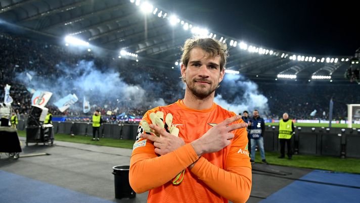 ROME, ITALY - FEBRUARY 14: Ivan Provedel of SS Lazio celebrates a victory after the UEFA Champions League 2023/24 round of 16 first leg match between SS Lazio and FC Bayern München at Stadio Olimpico on February 14, 2024 in Rome, Italy. (Photo by Marco Rosi - SS Lazio/Getty Images) Pedullà: “Fiorentina su Provedel, ma solo in caso di addio di De Gea” - immagine 1
