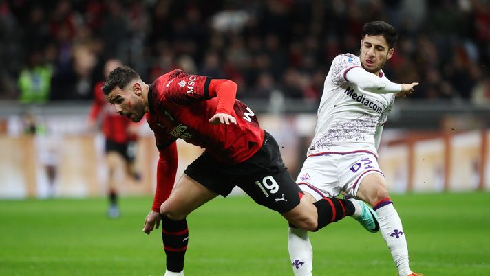 MILAN, ITALY - NOVEMBER 25: Theo Hernandez of AC Milan clashes with Fabiano Parisi of ACF Fiorentina during the Serie A TIM match between AC Milan and ACF Fiorentina at Stadio Giuseppe Meazza on November 25, 2023 in Milan, Italy. (Photo by Marco Luzzani/Getty Images) FINALE – Milan-Fiorentina 1-0. Un’ingenuità costa cara, attacco ancora a secco - immagine 1