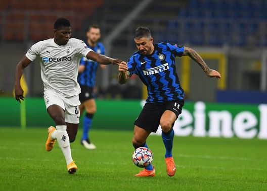 MILAN, ITALY - OCTOBER 21: Aleksandar Kolarov of FC Internazionale in action during the UEFA Champions League Group B stage match between FC Internazionale and Borussia Moenchengladbach at Stadio Giuseppe Meazza on October 21, 2020 in Milan, Italy. (Photo by Claudio Villa - Inter/Inter via Getty Images) Inter, tegola per Conte: anche Kolarov è positivo al Covid- immagine 2