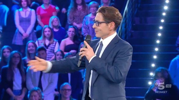 “This is me”, sorpresa in studio Pier Silvio Berlusconi: “Orgoglioso di te, sei il mio amore”- immagine 2