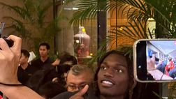 Milan, Leao acclamatissimo a Singapore: Rafa firma magliette e fa selfie