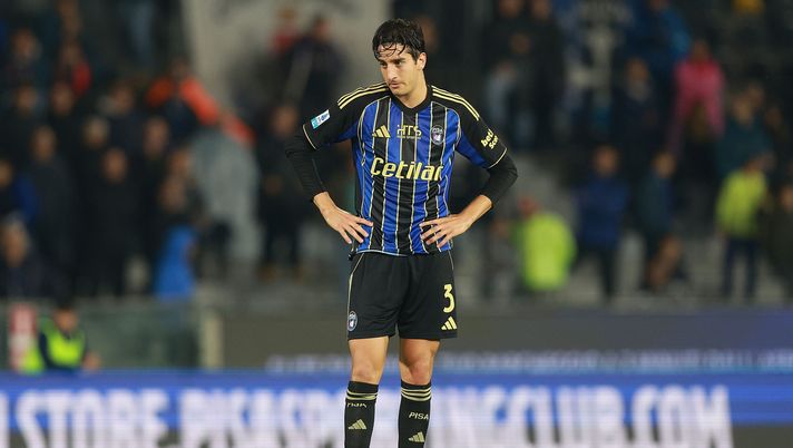 PISA, ITALY - OCTOBER 30: Samuele Angori of Pisa Sporting Club looks on during the Serie A match between Pisa SC and SS Lazio at Arena Garibaldi on October 30, 2025 in Pisa, Italy. (Photo by Gabriele Maltinti/Getty Images) Pisa, Angori: “Mi ispiro a Dimarco, è veramente forte. San Siro sogno realizzato” - immagine 1