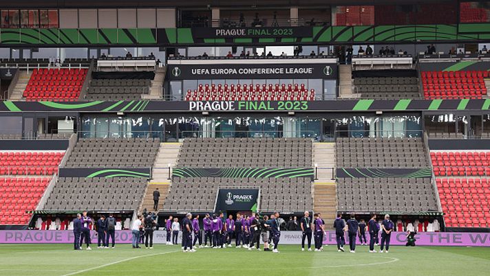 PRAGUE, CZECH REPUBLIC - JUNE 06: The ACF Fiorentina team inspect the pitch ahead of the UEFA Europa Conference League 2022/23 final match between ACF Fiorentina and West Ham United FC at Eden Arena on June 06, 2023 in Prague, Czech Republic. (Photo by Richard Heathcote/Getty Images) Viola in finale, dai Rangers al West Ham: è sempre derby con le britanniche - immagine 1