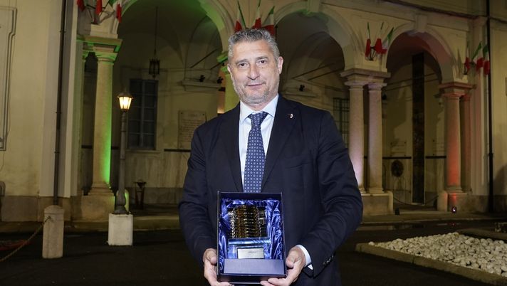 MILAN, ITALY - MAY 16: Daniele Massaro poses with Gentleman Prize Fair Play on May 16, 2024 in Milan, Italy. (Photo by Pier Marco Tacca/AC Milan via Getty Images) Milan, parte BMW in Tour con Insuperabili: lo presenta Massaro | LIVE News - immagine 1