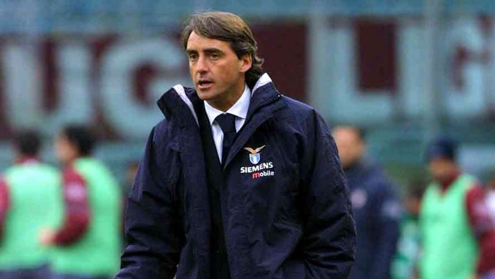 ROME - FEBRUARY 9: Roberto Mancini, coach of Lazio, watches the action during the Serie A match between Lazio and Torino, played at the Olympic Stadium, Rome, Italy on February, 2003. (Photo by Grazia Neri/Getty Images) Lazio, vent’anni fa il tris al Perugia all’Olimpico: il racconto - immagine 1