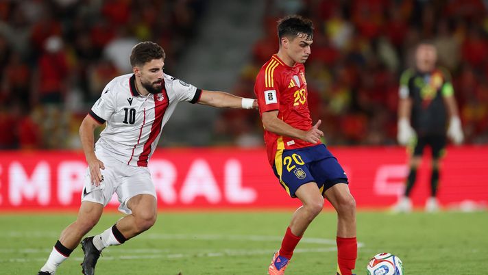 ELCHE, SPAIN - OCTOBER 11: Pedri of Spain is put under pressure by Zuriko Davitashvili of Georgia during the FIFA World Cup 2026 qualifier match between Spain and Georgia at Estadio Manuel Martinez Valero on October 11, 2025 in Elche, Spain. (Photo by Florencia Tan Jun/Getty Images) Georgia Spagna
